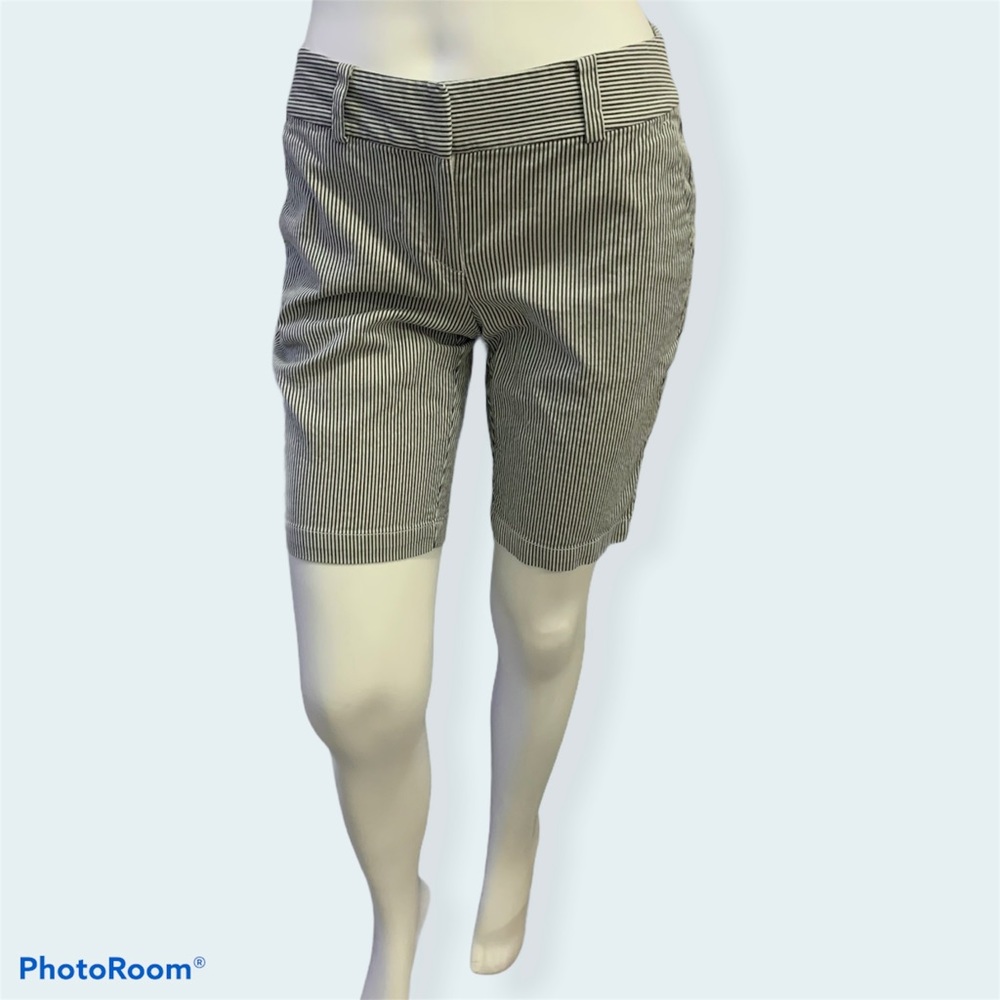 Ann Taylor Gray White Seersucker Bermuda Shorts - Size 4P 4 Petite